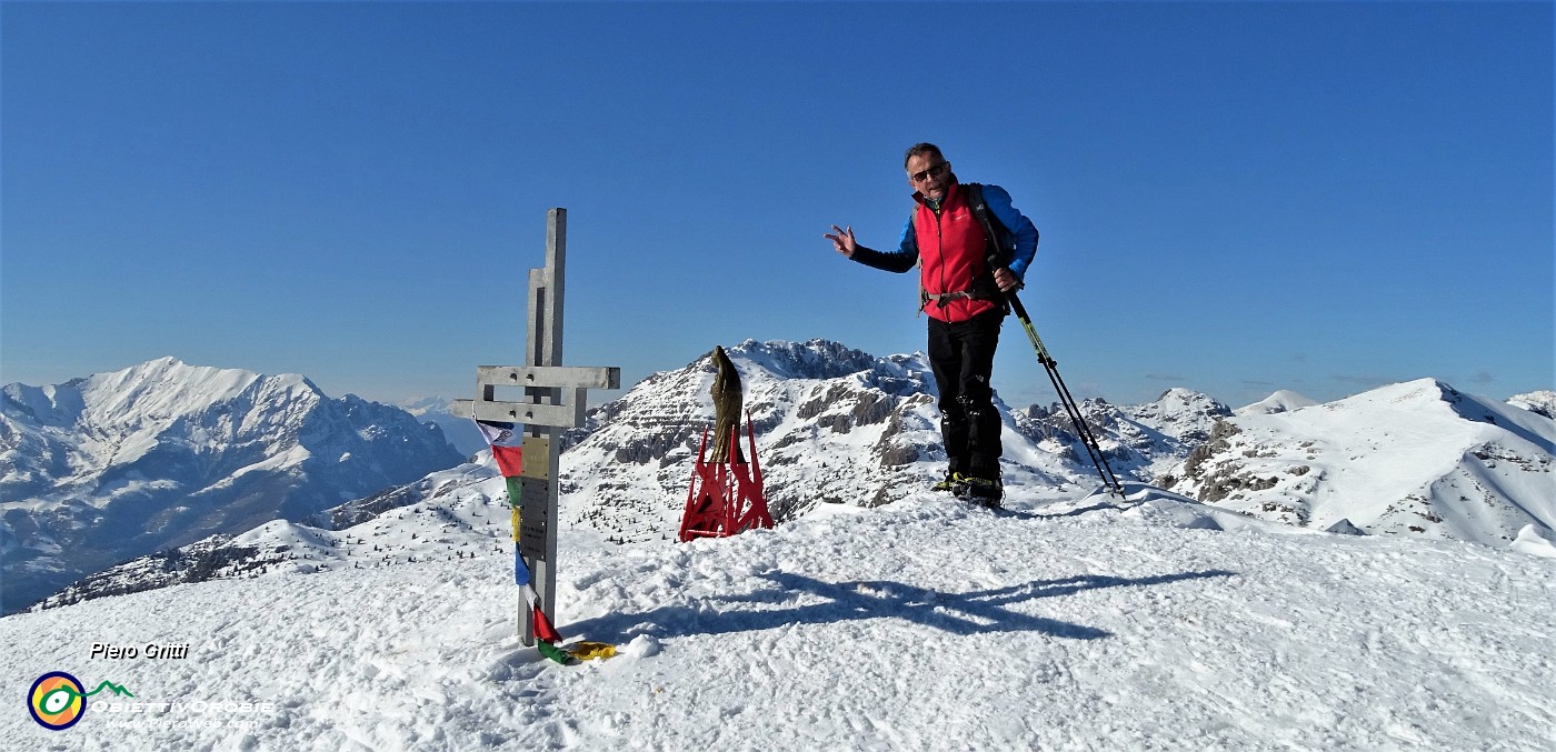 58 In vetta  al Sodadura (2011 m) con vista in Grignone. Zuccone Campelli, Cima di Piazzo.JPG -                                